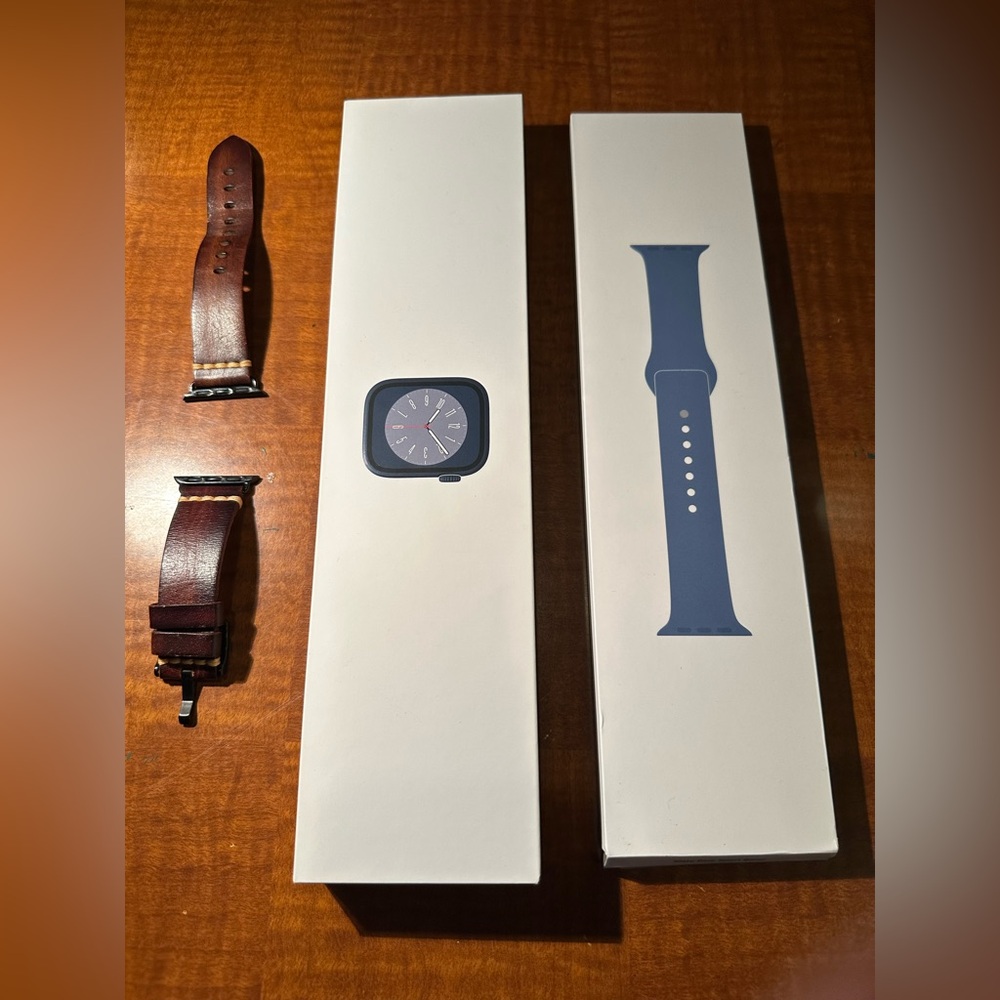 Apple Watch Series 8 in original box. 41mm, extra genuine leather band